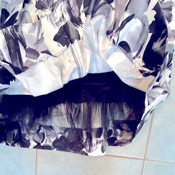 Women’s medium Le Chateau short prom dress @ 2010. Strapless with crinoline. - Picture 3 of 4